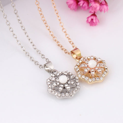 Flowers Studded With Rotary Necklaces And The Necklace Is In Fashion